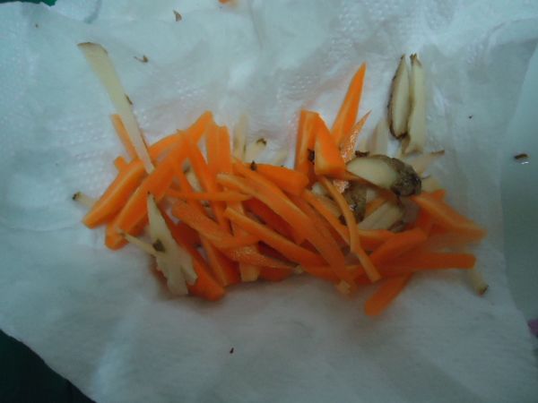 用紙巾擦乾後，放入洗好後又用蒸餾水洗淨的瓶子或保鮮盒。