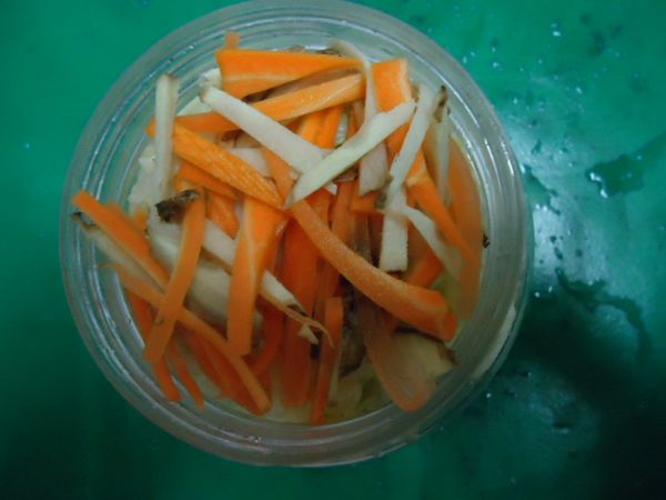 將瀝乾後高麗菜均勻放在瓶子或保鮮盒中。