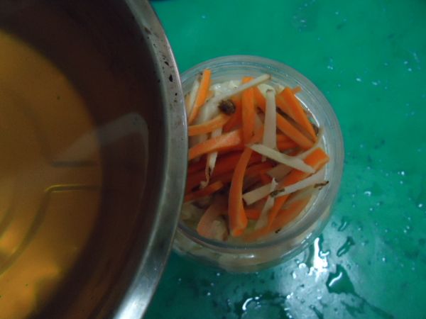 最後將冷卻的調味醬汁倒入