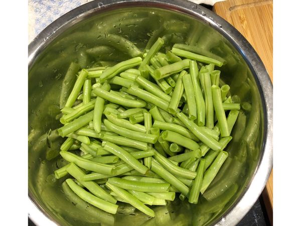 四季豆剝絲清洗、折斷