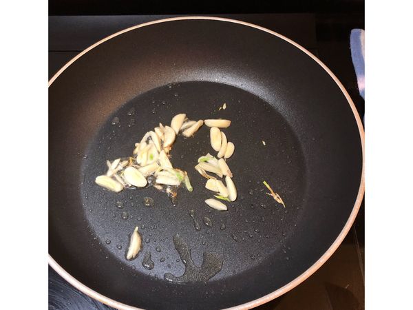 加入些許油，加入蒜頭爆香至蒜味出來