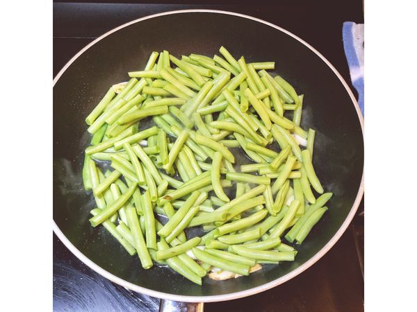 倒入清洗完的四季豆，翻炒至四季豆變色（變色後才代表四季豆有熟唷）