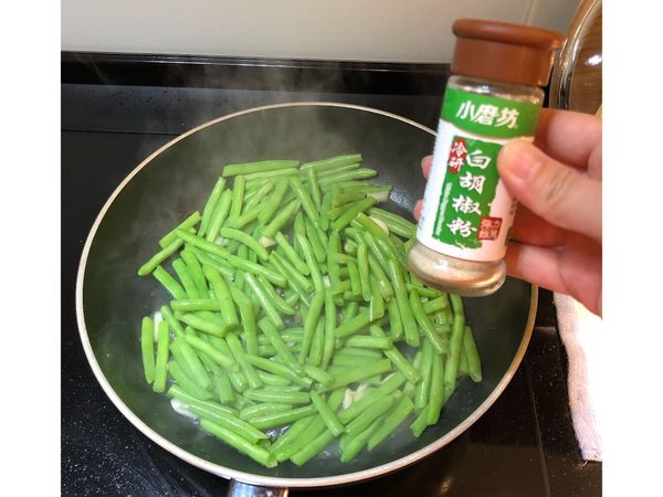 最後要盛盤時關火後加入些許白胡椒鹽翻炒一下即可