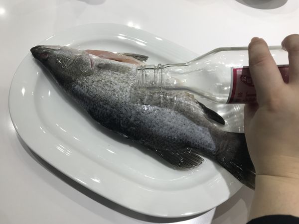 將鱸魚洗淨擦乾，二面均勻抺上米酒，淋上適量的魚露