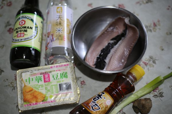 家常豆腐切塊備用, 蔥白切段, 蔥綠切絲, 老薑洗淨切片。