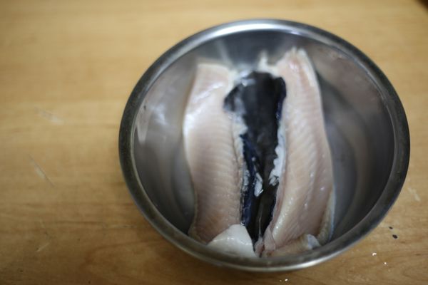 虱目魚肚洗淨, 用三大匙米酒浸泡約15分鐘去腥味。