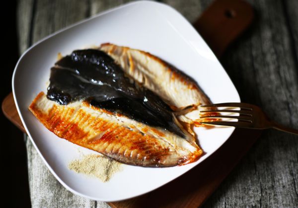 煎到個人喜歡的程度之後, 就可以盛盤, 搭配白胡椒粉一起食用。