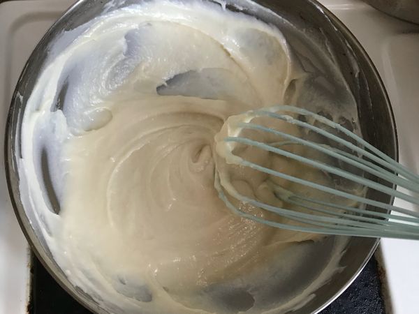 立刻加入過篩好的低筋麵粉
快速攪拌均勻