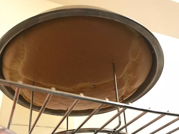 出爐後很裂😭😭😭
倒扣至全涼～～～～～
（我會多烤幾顆試試看看）