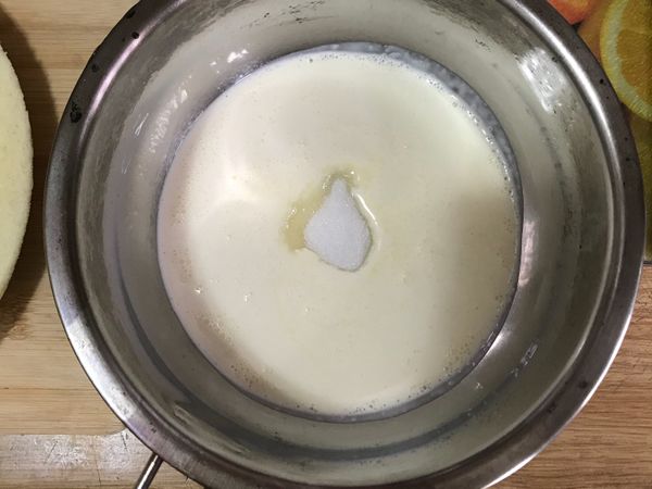 打發鮮奶油：鮮奶油與糖放一起打發至倒扣鮮奶油不會掉就好了！