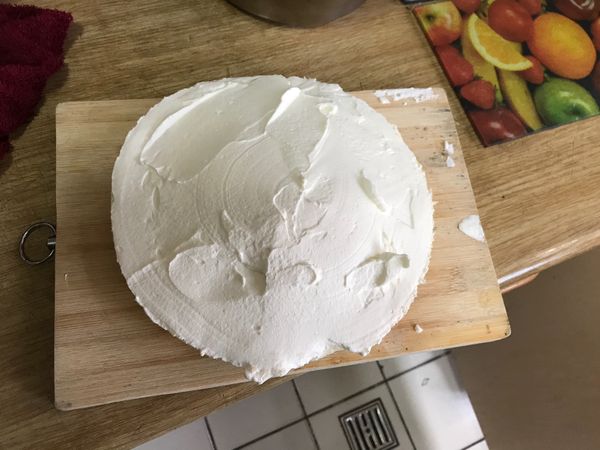 均勻的抹上奶油
中間塗厚一點～～