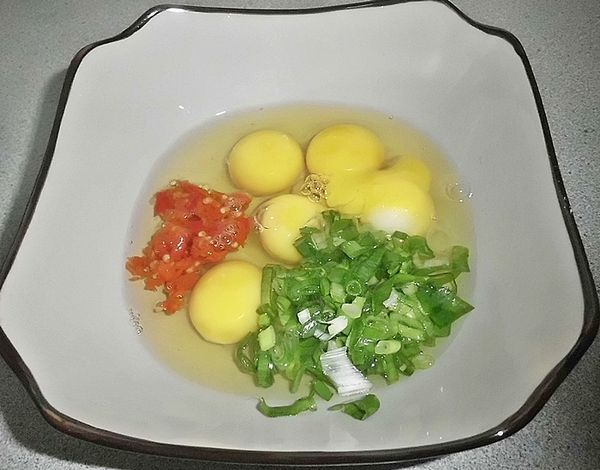 泡椒切碎.拌勻所有材料。