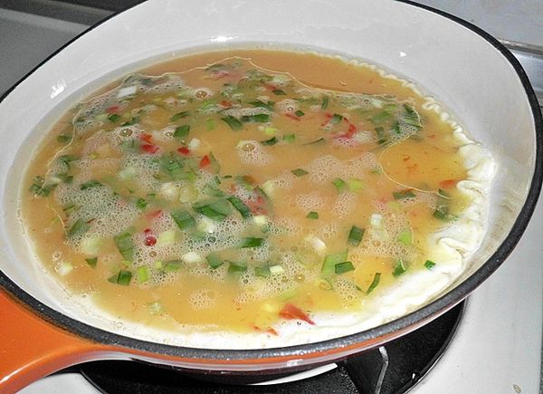 熱鍋加入2大匙油倒入鍋中..