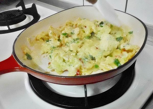 稍等凝固後.把蛋炒散..