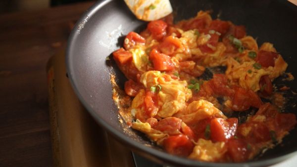 最後起鍋前再依照個人口味加入適量的蔥花、糖與鹽巴就完成了。