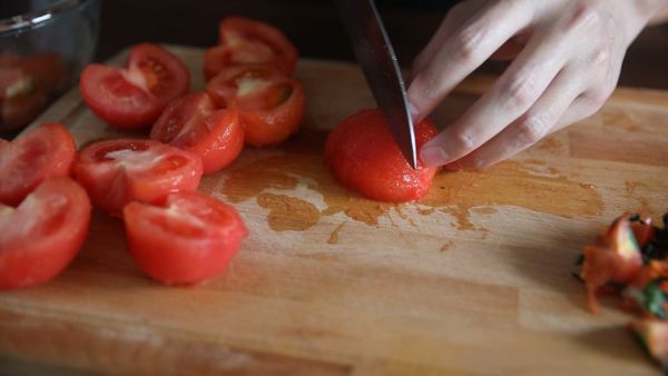 接著將番茄切小塊備用。