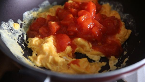 另起油鍋，將雞蛋打成蛋液並下鍋炒到半熟後，倒入步驟3的番茄一起拌炒。