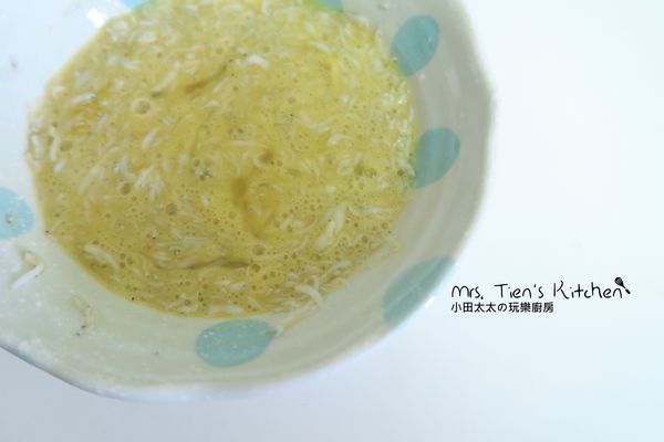 將所有雞蛋、吻仔魚、白胡椒放進碗裡拌勻(因為吻仔魚帶有鹹度我就不放鹽巴了，但可依個人口味酌量調味喔)