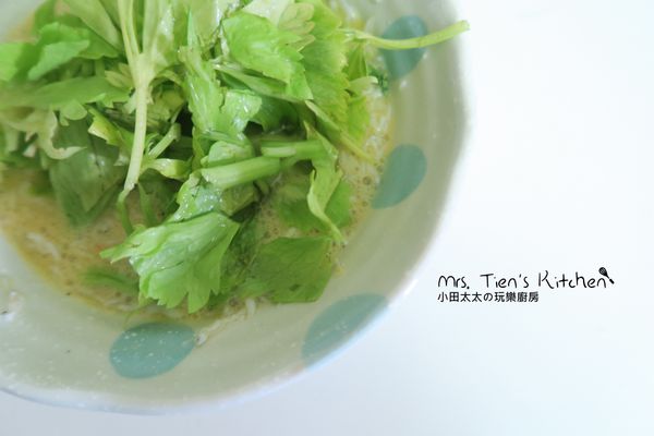 再放入一把芹菜葉繼續拌勻，要讓每一片芹葉都沾上蛋汁
