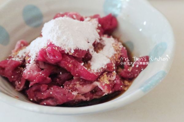 將牛肉、醬油、米酒、地瓜粉、糖拌勻醃漬半小時