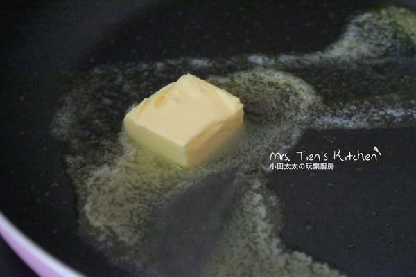 將奶油放入熱鍋裡融化