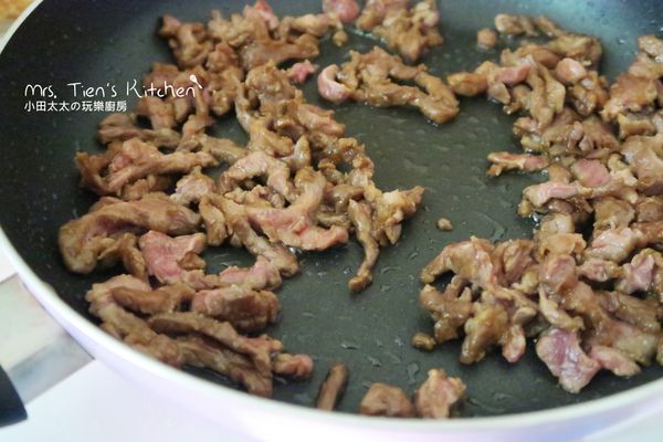 接下來把醃好的牛肉放進鍋中拌炒至5分熟起鍋備用(不要炒到全熟喔，到時候會過老)