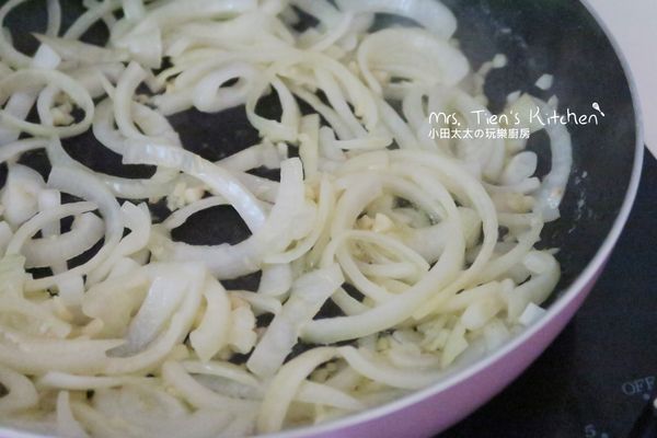 鍋子不用洗，食材2，洋蔥切成絲、蒜頭切成末繼續下鍋炒至洋蔥至透明狀