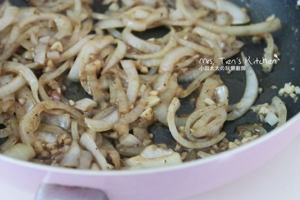 放入醬油膏與黑胡椒粒調味