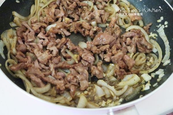 接著到入牛肉稍微炒一下就可以起鍋了，千萬不能炒太久牛肉會過老唷~