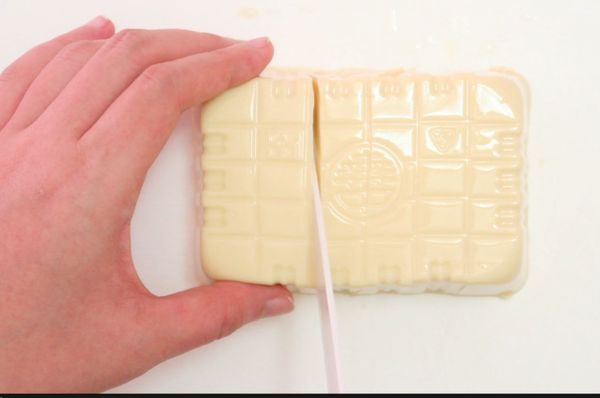 將雞蛋豆腐切塊