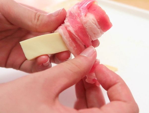 把豬五花肉片,一片接者一片的纏上雞蛋豆腐上