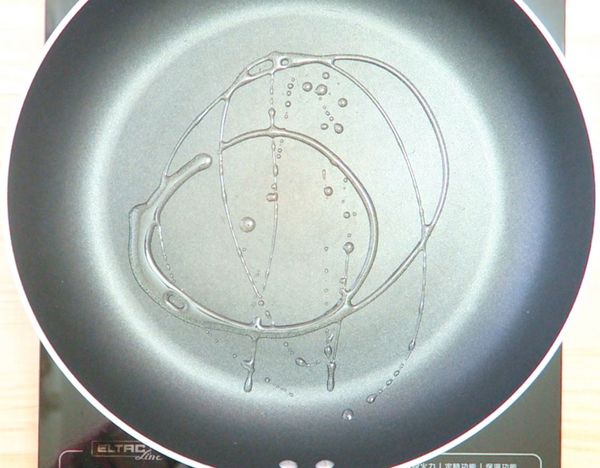 平底鍋倒入些許的油
貼心提醒一下:豬肉已經有油脂了,所以不用到太多油