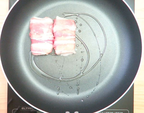 將豆腐豬肉捲放入平底鍋,開小火即可