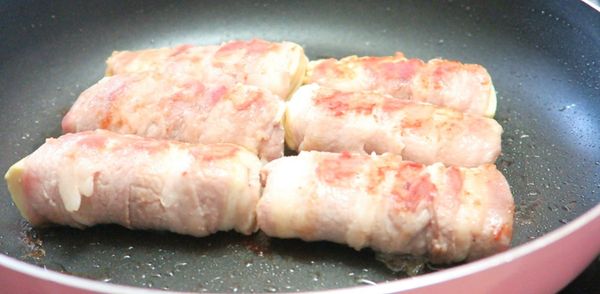 把豆腐豬肉捲煎到表面微焦