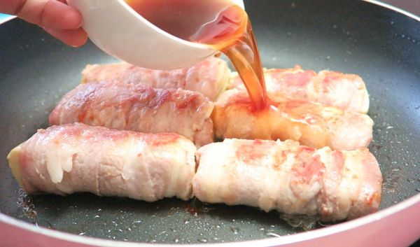 將已混合調味料加入鍋中