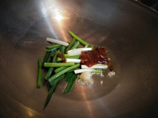 先將蔥段,蒜末,辣豆瓣醬下鍋炒。
