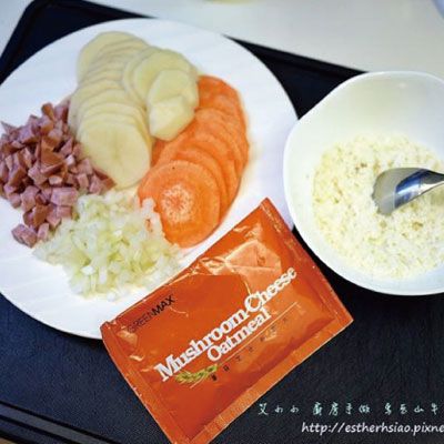 將用少量奶油爆炒過的洋蔥丁、德式香腸丁加入攪拌均勻。基本的餅身備料就完成囉！