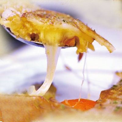 用馬鈴薯片、紅蘿蔔片完整覆蓋後翻面，繼續煎3分鐘後起鍋，再撒上洋香菜葉就完成囉！