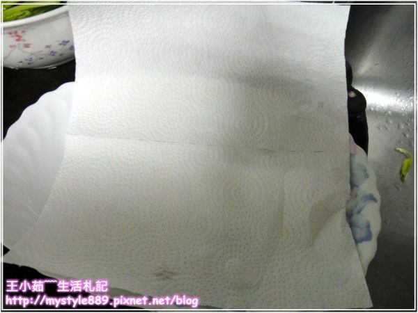 取兩張五月花妙用廚房紙巾放在盤子上…