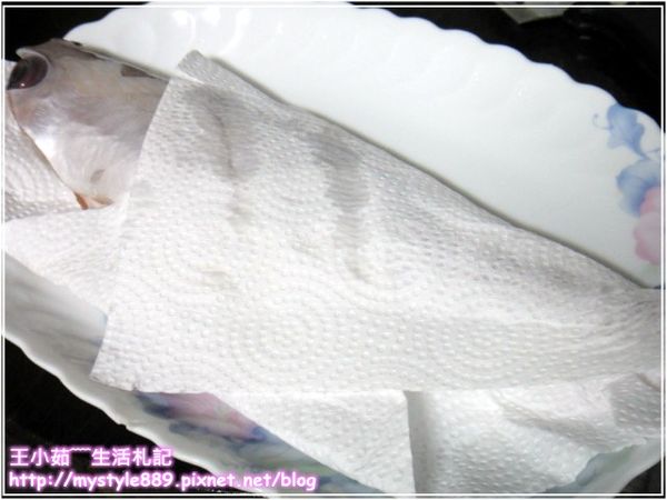 將廚紙把魚身包覆住，吸乾魚身水份…