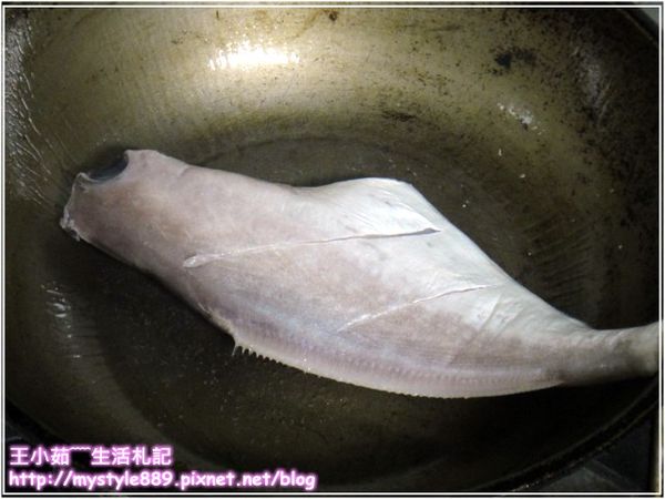 熱油鍋，將擦乾水份的魚放入油鍋煎…

※ 擦乾水份的魚下油鍋煎比較不會油爆喔！  （小茹以前煎魚都馬趕快把魚放入油鍋，然後快閃^^"現在不用拉~~）