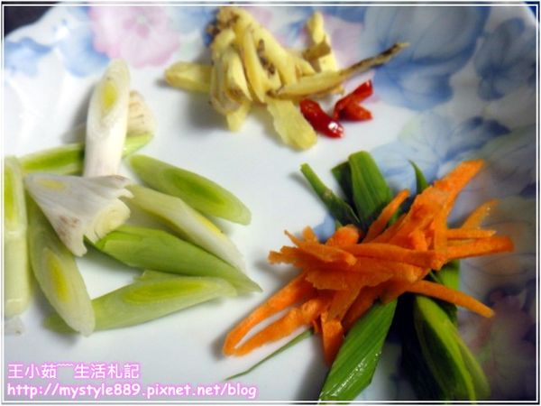 煎魚的空閒時間來備料！

材料：蒜苗一支（切片，蒜白及蒜綠要分開喔！）、薑絲少許、辣椒片少許、紅蘿蔔絲少許。

調味料：醬油高少許、米酒少許、烏醋少許、香油少許、水少許。