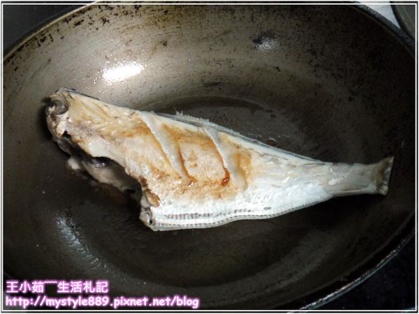 魚煎至兩面金黃色可盛盤。

煎魚的油直接拿來爆香配料（薑絲、辣椒、蒜白），然後轉小火加入依序加入米酒、醬油膏、水少許拌煮，煮滾後再加入烏醋少許、其他配料，起鍋前加入少許香油就可以囉！

※ 喜歡吃於表皮有點酥脆感的，可以將魚煎好先盛盤，然後將所有配料加熱後淋上即可。

※ 也可以將魚煎好盛盤，然後香料爆香，加入米酒、醬油膏、水、烏醋後，將魚放入鍋內小火煮至兩面上色，再將其他配料及香油加入後，稍微拌一下即可起鍋喔！

 

