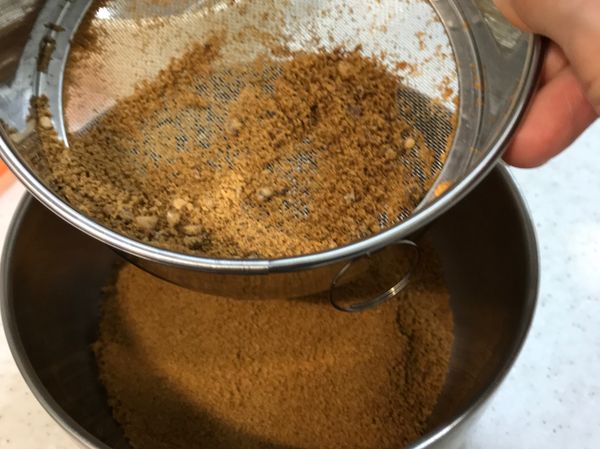 將黑糖及低筋麵粉都分別過篩，備妥備用。（粉類原料，要過篩處理，才不易結塊及拌不勻之困擾。）