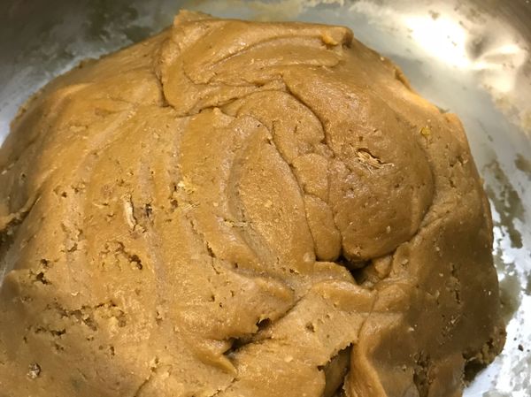 將稍微軟化的奶油加入過篩的黑糖粉充分拌勻。再慢慢分次加入攪散的蛋液，並充分拌入麵糰裡。最後將過篩的低筋麵粉也分次加入拌勻。若要增加薑的香氣，最後再將適量少些的研磨老薑末也拌入麵糰中即可。