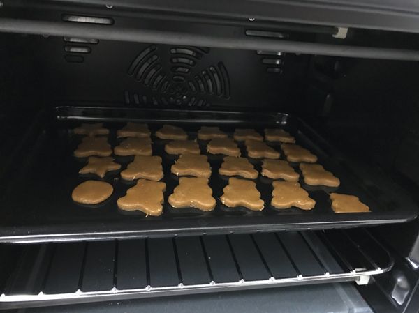 最後塑型壓模，放入烤盤中。考約10～15分左右即可。（烤箱的溫度與時間，要依據個人自身的烤箱工具不同而異。以上僅供參考，請斟酌調整運用！）