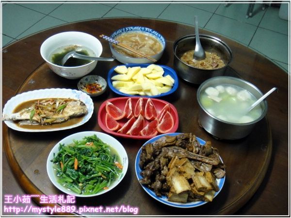 我家今天的晚餐~~~約８人份，五菜、兩湯、兩水果，有魚、有肉、有菜、有湯、有水果，算蠻豐盛的吧！