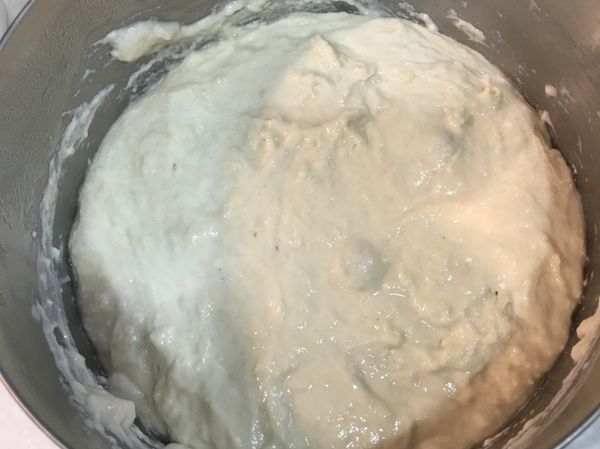 前一晚將液種攪拌均勻，蓋上保鮮膜後放置室溫發酵一小時，之後放入冰箱冷藏至少16小時