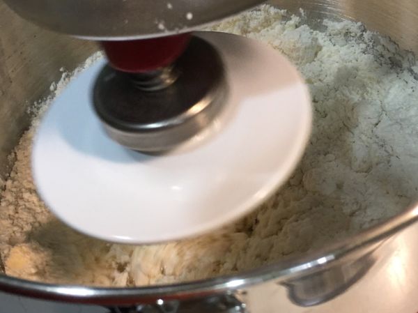 隔天，將主麵團所有材料（奶油除外）加上液種一起放入攪拌器攪打成團