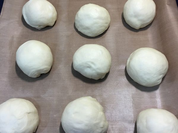 發酵完的麵糰分割為每個80克的小麵糰，滾圓休息20分鐘